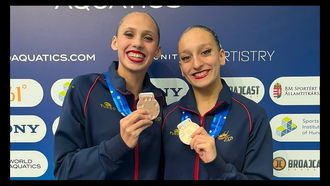 Daniela Su�rez y Naia �lvarez con la medalla de bronce conseguida en Budapest.