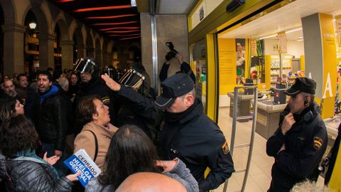 Concentracion frente al Alimerka de Marques de San Esteban de Gijon