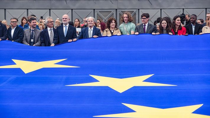 Bandera gigante de la UE desplegada durante el acto institucional por el D�a de Europa, en el Disseny Hub Barcelona, a 9 de mayo.