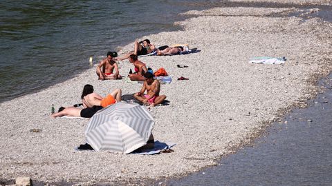 Varias personas se re�nen junto al r�o Isar en M�nich (Alemania).