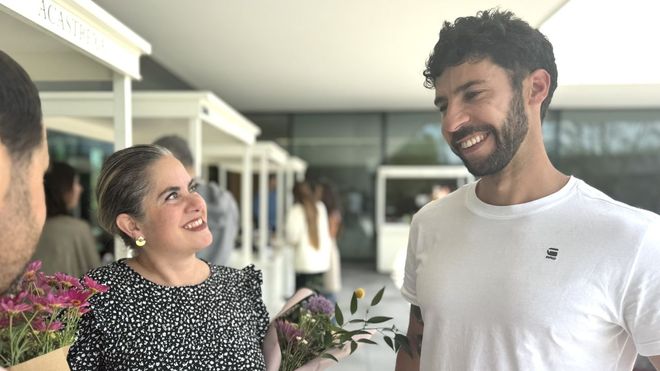 Eloy charla con trabajadores de Inditex durante una de sus visitas.