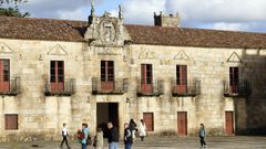 Turistas en Semana Santa paseando por Fefi��ns