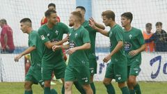 Jugadores felicitan a Carlos Vicente en el duelo del Racing ante el Real Madrid Castilla.