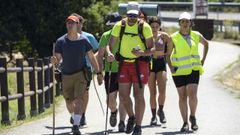 Un grupo de peregrinos, este s�bado, a su paso por el municipio de Ribadumia