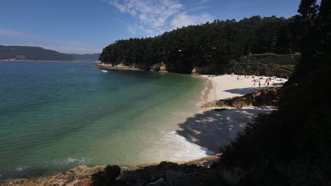 Playa de Caol�n, con la factor�a a la derecha