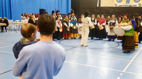 Actuacin de cantareiras, pandereteiras y gaiteiros de las escuelas del Padroado da Cultura de Narn.