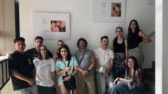 Alumnado de Fotograf�a de la EASD Mestre Mateo que particip� en �Visuario�, en el montaje expositivo junto a su profesor Ant�n Garc�a.