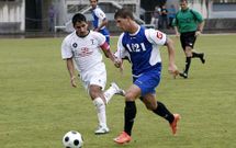 Fran Sol, con el bal�n durante el �ltimo amistoso contra el Lemos.