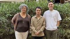 Nria Malats, jefa del grupo de Epidemiologa Gentica y Molecular del Centro Nacional de Investigaciones Oncolgicas (CNIO), junto a Nannan Xue y Sergio Checa, en el exterior de las instalaciones.