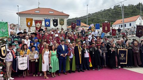 Cofrad�as y autoridades participantes en la Festa do Vi�o de Mea�o