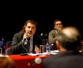 Jacobo Moreira, portavoz del PP, se dirige al grupo de gobierno en el pleno de presupuestos.