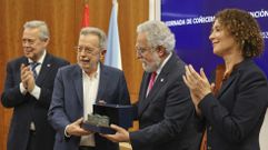 Miguel Santalices, presidente del Parlamento gallego y tambi�n m�dico, entreg� al dermat�logo Hugo V�zquez Veiga un obsequio en un homenaje especial que le rindi� la C�mara durante una jornada de concienciaci�n social sobre la importancia de la prevenci�n precoz del melanoma, enmarcada en la campa�a internacional Euromelanoma.