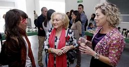 Participantes, en un descanso de la jornada, junto con la presidenta, Carmen Berta Garc�a.