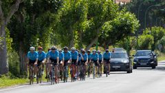 Corredores del Club Ciclista Betanzos escoltados por el coche de apoyo Hyundai KONA el�ctrico.