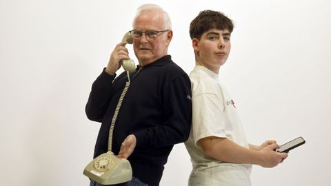 Manolo, de 72 a&ntilde;os, y Leo, de 14, posan para La Voz con los tel&eacute;fonos de su generaci&oacute;n