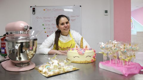 Aunque no lleva ni 3 meses abierto, Dolci e Bambini no solo tiene alumnos de Ames, sino que otros pequeos de Noia, Tordoia y hasta Boiro han pasado ya por esta escuela de pastelera infantil emplazada en la avenida da Peregrina 15. La acogida me sorprendi para bien, dice su duea, ngela Silva, quien ha unido enseanza y repostera para crear su trabajo ideal.