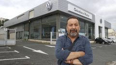 ngel Prez, ante el concesionario en el que ha trabajado los ltimos 34 aos de sus vida