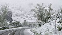 La nieve oblig� a circular con cadenas en cinco puertos de monta�a de la red secundaria de carreteras entre Asturias y Le�n