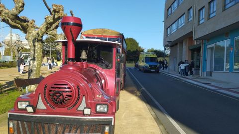 El tren navide�o de Nar�n, tras el incidente ocurrido en la zona de la Praza do Colexio, con la ambulancia que atendi� a la herida al fondo.