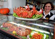<span lang= es-es >Buena mesa contra la crisis</span>. En O Grove se celebran las jornadas de exaltaci�n de uno de sus mariscos m�s emblem�ticos: el centollo. Pero ni siquiera estas jornadas parecen captar turistas para los hoteles de Arousa. �N�tanse m�is no terreo da restauraci�n�, explica Pablo Agrelo.