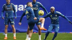 Los futbolistas del Real Oviedo, Cazorla y Sibo durante un entrenamiento