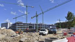 Obras de construcci�n del Gran Montecelo, en Pontevedra, con el actual hospital al fondo