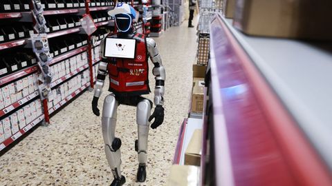 Imagen de un robot humanoide trabajando en un supermercado de Alemania. 