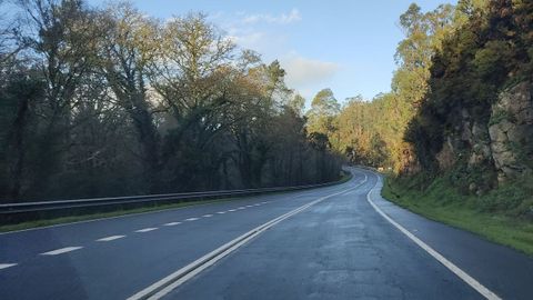 Imagen de un tramo de la AC-432, que enlaza Vimianzo con Camari�as.