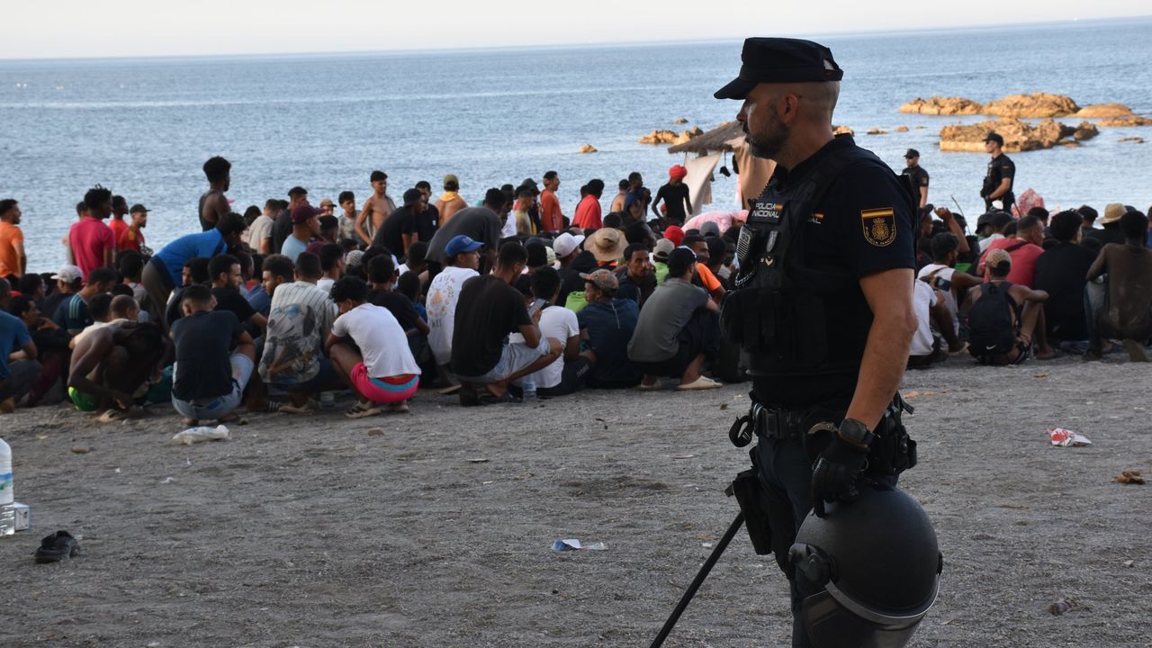 Albares dice que todos los migrantes en Ceuta volverán a Marruecos