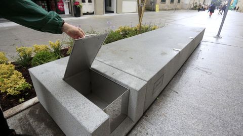 Las papeleras van incrustadas en las bases de hormig�n de los bancos