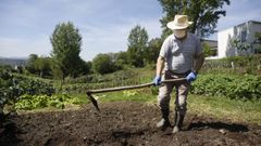 Un vecino de Cas�s preparando el huerto