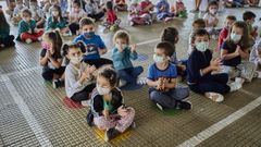 Alumnos en el patio de un colegio ourensano durante la presentaci�n del nuevo curso escolar