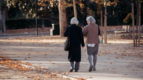 Dos mujeres, caminando por un parque en Madrid