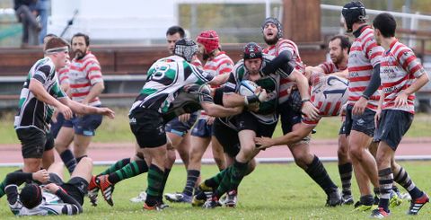 El Universidade disput� ayer su primer partido de la temporada y se impuso con contundencia al La �nica navarro. 