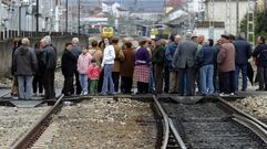 Los vecinos cortan el paso a nivel de Juan Montes, en una imagen de archivo
