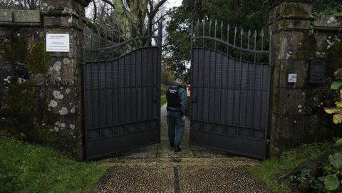 Un guardia civil, el 10 de diciembre, d�a en el que el pazo de Meir�s pas� a manos del Estado
