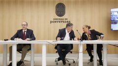 V�ctor Manuel Gonz�lez, Fern�ndez Lores y Carmela Silva, en la presentaci�n de  los cursos de verano de la UNED