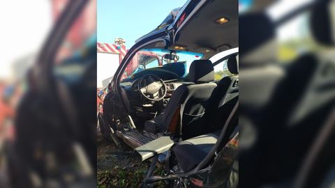 Grave accidente de tráfico en Guitiriz, en el que el piloto de un vehículo tuvo que ser excarcelado por los bomberos