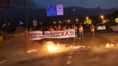 Trabajadores de Alcoa cortaron la avenida frente a la planta�coru�esa en protesta por la decisi�n de la�firma