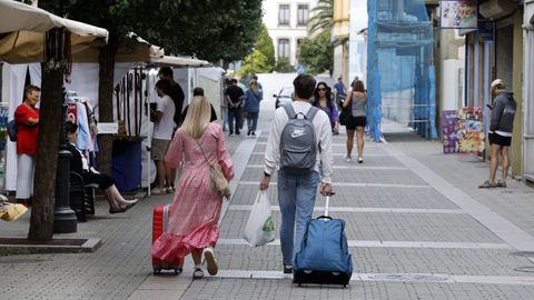 Turistas llevando sus maletas en Ribadeo