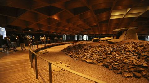 Dolmen de Dombate, en Borneiro, Cabana 