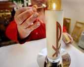 Encender las velas es otra de sus ocupaciones.