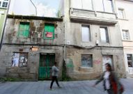 La ciudad est� llena de edificios en mal estado de conservaci�n. 