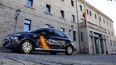 En una imagen de archivo, un veh�culo policial pasa frente a la comisar�a de Santiago