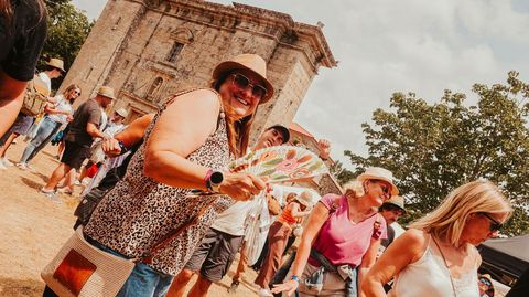 Assistntes al festival, junto al santuario de Cadeiras (Sober)