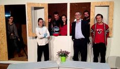 El elenco de �Kassa� y responsables municipales, el martes en el Pazo da Cultura. 