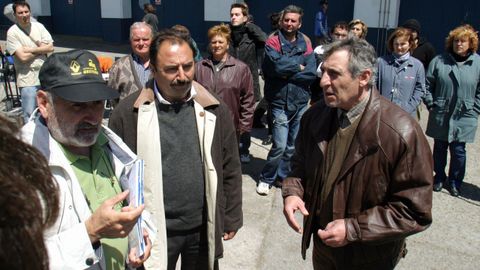 Celso Bugallo (a la derecha) en el rodaje de la pel&iacute;cula &laquo;Chapapote&raquo; en el puerto de Malpica, en el 2005