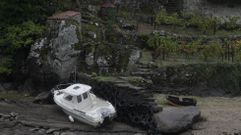 Una embarcaci�n privada cerca del pueblo de Belesar, amarrada ladera abajo donde antes hab�a agua