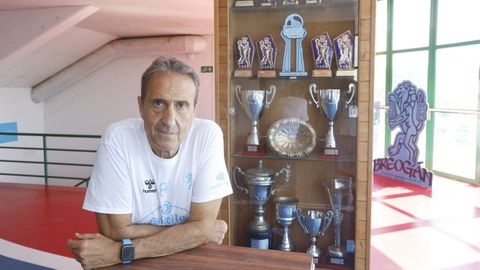 Luis Casimiro, entrenador del R&iacute;o Breog&aacute;n, con los trofeos de Copa Galicia al fondo