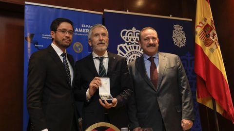 Grande-Marlaska, hoy en Santiago, recibiendo la condecoraci�n de Ameripol.